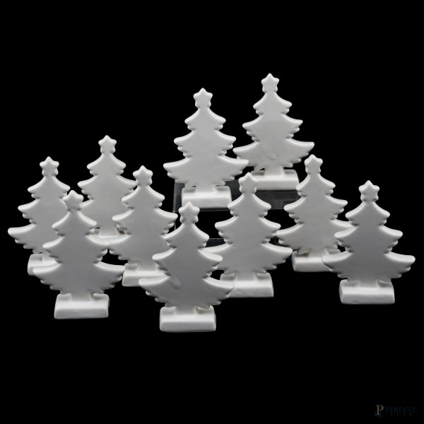Lotto di 10 segnaposto a guisa di abete di Natale in porcellana bianca, altezza cm 8,5 (segni di usura)