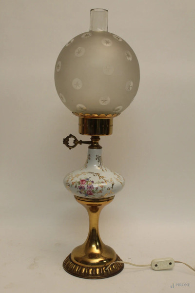 Lume in porcellana e ottone, globo in vetro sabbiato, anni &#39;50, H 60 cm.