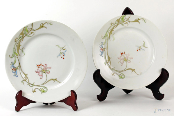Coppia di piatti in porcellana Richard Ginori, prima metà XX secolo, decori policromi a motivi floreali, diam. cm 24, (piccoli difetti).