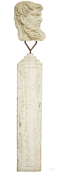 Profilo barbuto, bassorilievo in polvere di marmo, montato su pilastro in travertino, XX secolo,  altezza del bassorilievo cm h 40, misure pilastro cm 123x24x19, altezza tot. 174 circa