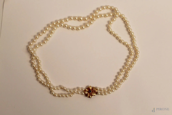 Collana di perle con chiusura in oro basso e zaffiro.