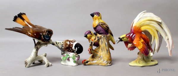 Lotto composto da quattro uccellini in porcellana policroma, marcati, H massima 14 cm, (uno dei quali con mancanza).