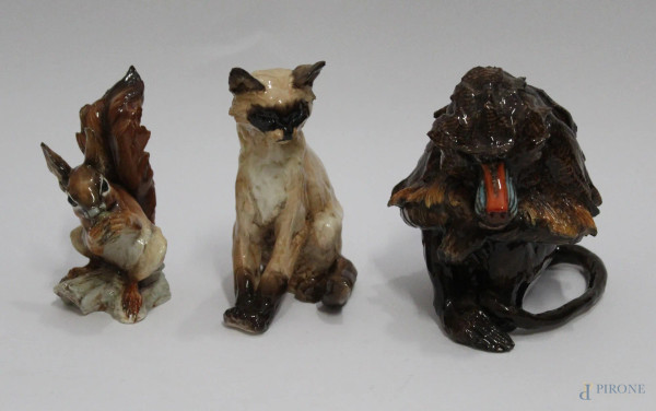 Lotto di un gatto, un babbuino ed uno scoiattolo in porcellana Tay, h. massima 13 cm.