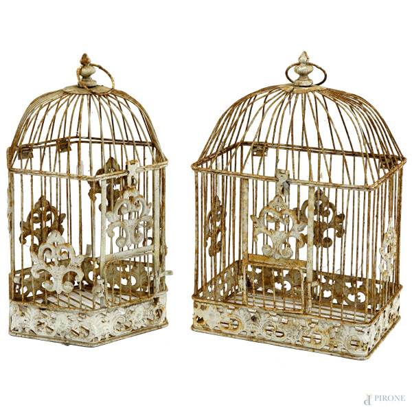Lotto di due gabbie per uccelli in metallo dipinto, XX secolo, cm h max 40, (difetti)