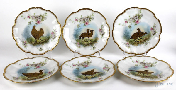 Sei piatti in porcellana Limoges, a decoro di volatili e fiori, bordo smerlato e dorato, diametro cm. 24, fine XIX secolo.