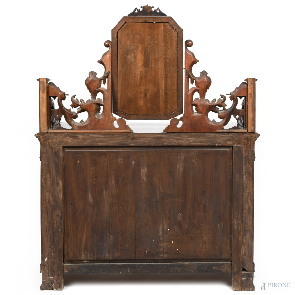 Comò in noce impiallacciato e intarsiato in varie essenze con quattro cassetti al fronte. Alzata ...