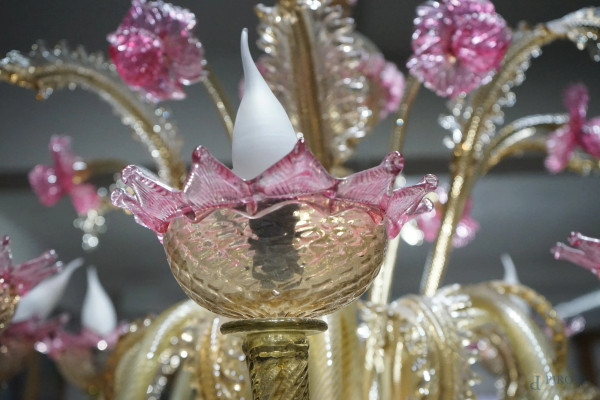 Lampadario a otto luci in vetro soffiato di Murano, XX secolo, color ambra con fiori a profili ro...