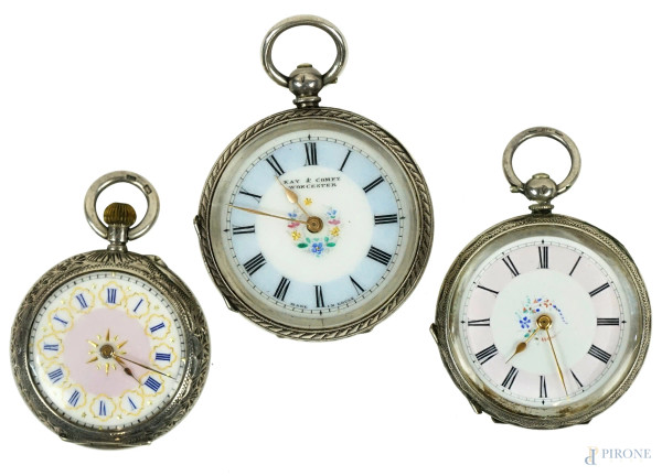 Lotto composto da tre orologi da tasca in argento, Inghilterra, inizi XX secolo, diam. max cm 4, (meccanismi da revisionare)