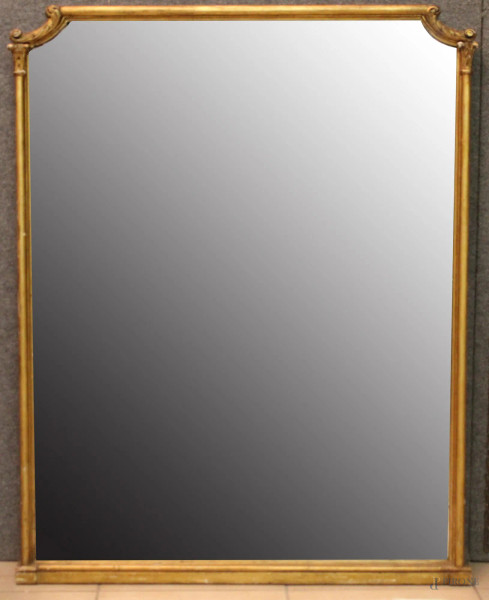 Specchiera di linea rettangolare in legno dorato con cimasa intagliata, XIX sec, 104x82 cm.