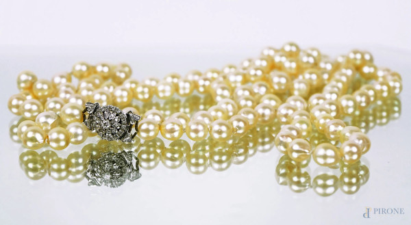 Collana di perle, chiusura in oro bianco e brillantini, lunghezza cm 130, peso gr.121,4
