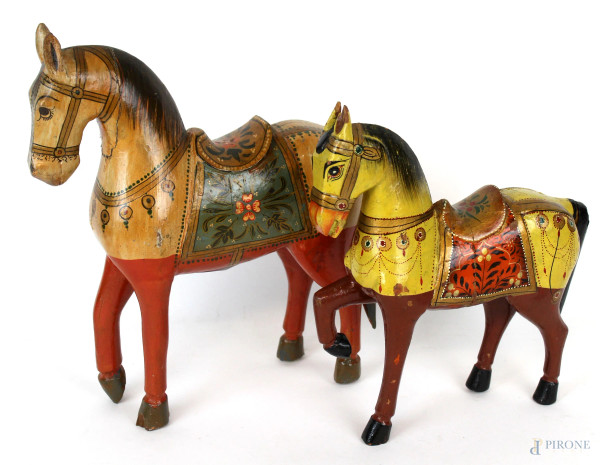 Lotto di due cavallini giocattolo in legno dipinto, altezza max cm 27, XX secolo, (difetti e restauri).