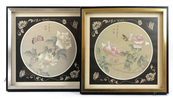 Lotto di due piccole stampe cinesi  raffiguranti fiori e farfalle,  cm 29x28,5, XX secolo, entro cornici.