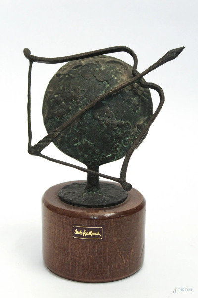 Carlo Balsana, Composizione con arco, scultura in bronzo, base in legno, H 12 cm.