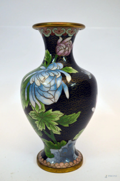 Vaso in metallo e smalto cloisonnè a decoro policromo floreale su fondo scuro, h. 19 cm.