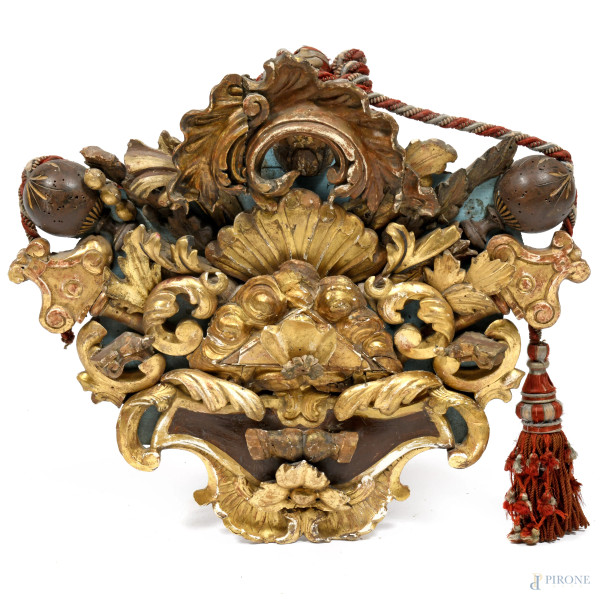Elemento decorativo in legno dipinto, dorato e intagliato, XIX secolo, cm 58x64, (segni di usura, fessurazioni, rotture, scalfiture, fori di tarlo, difetti)
