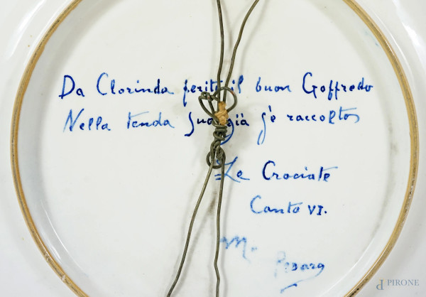Piatto in maiolica dipinta, Pesaro, XX secolo, raffigurante "Da Clorinda ferito il buon Goffredi ...