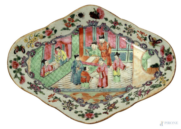 Centrotavola in porcellana cinese di linea centinata a decoro di figure, XIX sec, 5x24 cm