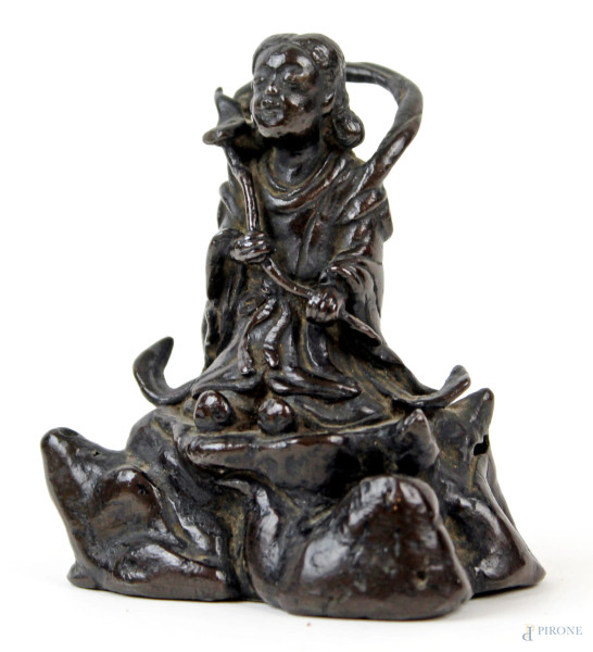 Statuina cinese in bronzo brunito, cm h 9, XX secolo, (segni del tempo).