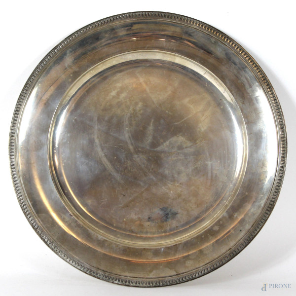 Piatto tondo in argento, con bordo cesellato a motivo Impero di palmette, diametro cm. 28, peso gr. 460