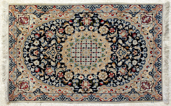 Tappeto in lana misto seta, cm. 90x133.