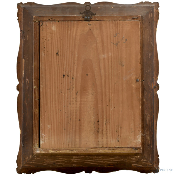 Orologio da muro con cassa in legno dorato riccamente decorata a rilievo a motivi vegetali. Quadr...