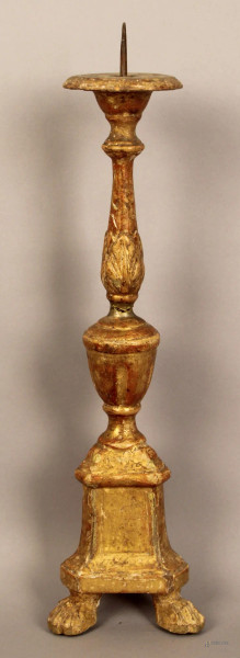 Portacero in legno intagliato e dorato, altezza 45 cm, XIX sec, (mancante una gamba).