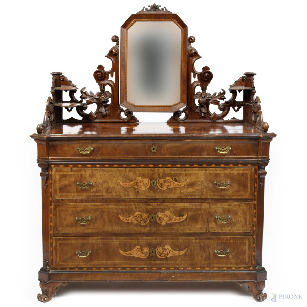 Comò in noce impiallacciato e intarsiato in varie essenze con quattro cassetti al fronte. Alzata con angolari intagliati a rocailles e alzata con specchio. XIX-XX secolo, cm 170x132x64 , (segni di usura, graffi, difetti)