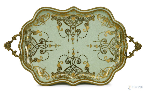 Vassoio di linea sagomata in porcellana verde con decori dorati, bordo e prese laterali in metallo dorato, cm 45x26,5, XX secolo