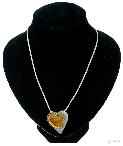 Collana in argento con pendente in ambra a forma di cuore, lunghezza cm 49