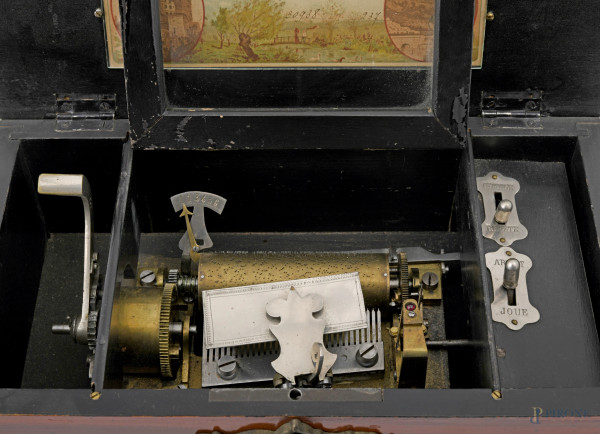 Scatola musicale in legno con intarsi dorati. Fine del XIX secolo, , misure scatola cm 11x31x16, ...