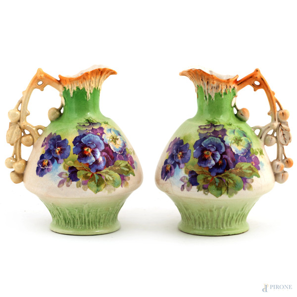 Coppia di versatoi in maiolica con decori floreali, XX secolo, altezza cm 23, (segni di usura)