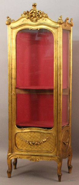 Vetrina in legno dorato ad uno sportello con particolari intagliati, primi 900, h. 188x72x36 cm.