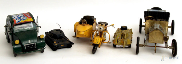 Lotto composto da cinque modellini di macchine e carri armati in materiali diversi, H. max. 10,5 cm.