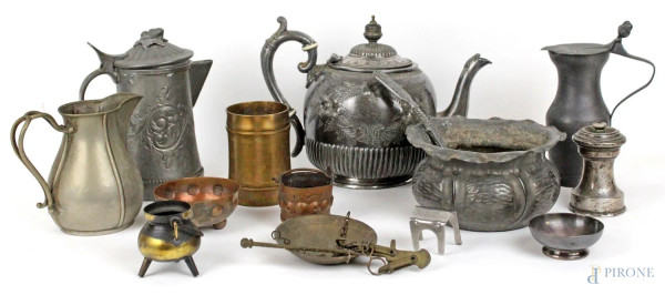 Lotto di vari oggetti in metallo argentato, peltro e rame, misure e forme diverse
