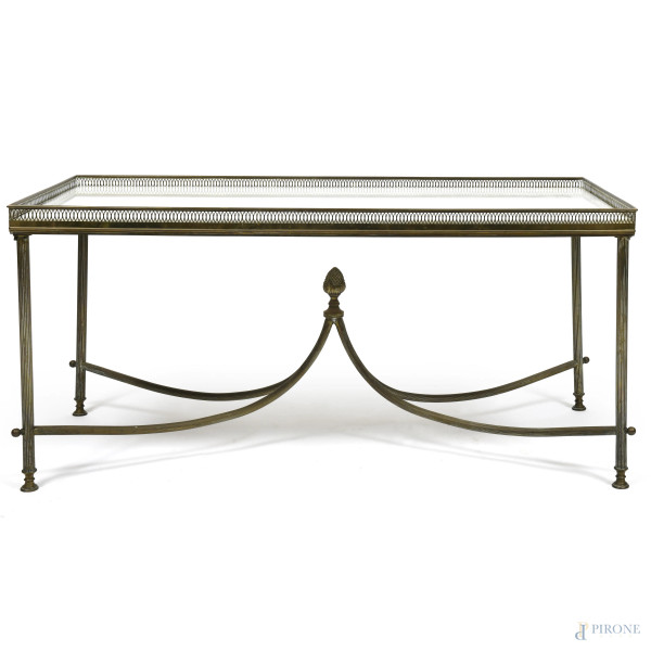 Tavolino con struttura in metallo e piano in marmo bianco, XX secolo, cm , (segni di usura, difetti, macchie, scalfiture)