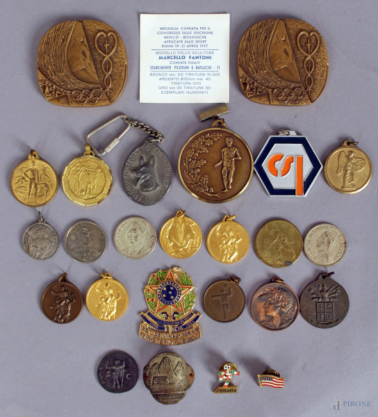 Lotto composto da venticinque medaglie e spille in materiali ed epoche diverse.