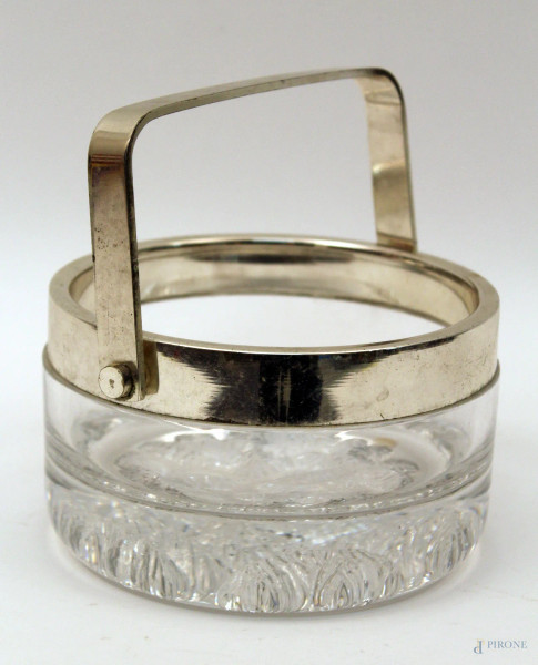 Secchiello in cristallo con bordo e manico in metallo argentato, XX secolo.