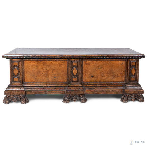 Cassapanca in noce con fronte modanato, XIX secolo, cm 58x172x59, (segni di usura, difetti)