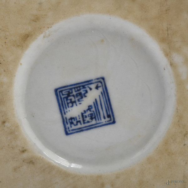 Potiche in porcellana decorata nei toni del bianco e del blu con scene di paesaggio, Cina, XX sec...