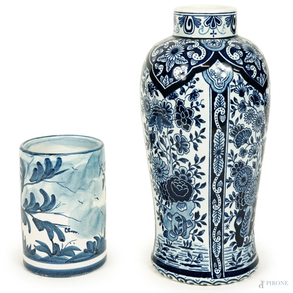 Lotto composto da un vaso Delft ed un bicchiere Albisola,  in maiolica a smalto bianco e blu, h max cm 21, (lievi difetti)