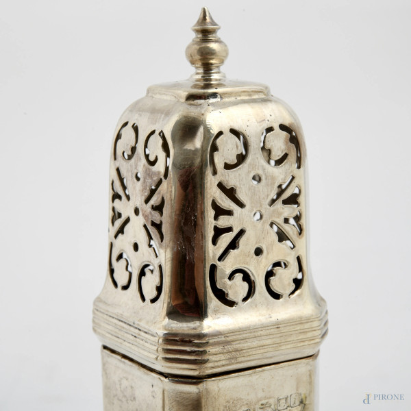 Coppia di spargizucchero in argento finemente traforato, altezza cm 18, peso complessivo gr 320