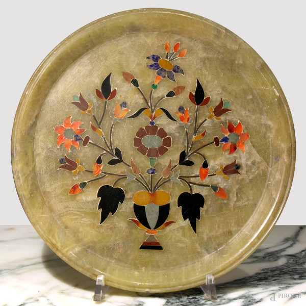 Antico piatto in alabastro intarsiato, diametro cm 22