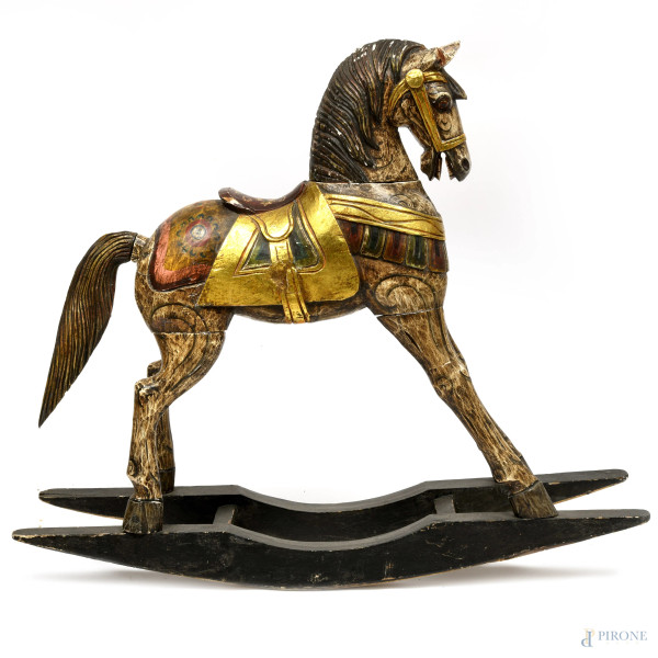 Cavallo a dondolo in legno dipinto e dorato, inizi del XX secolo, (difetti), cm 86,5x100x26