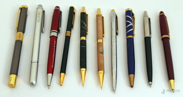 Lotto di dieci vecchie penne a biro a forme e materiali diversi.