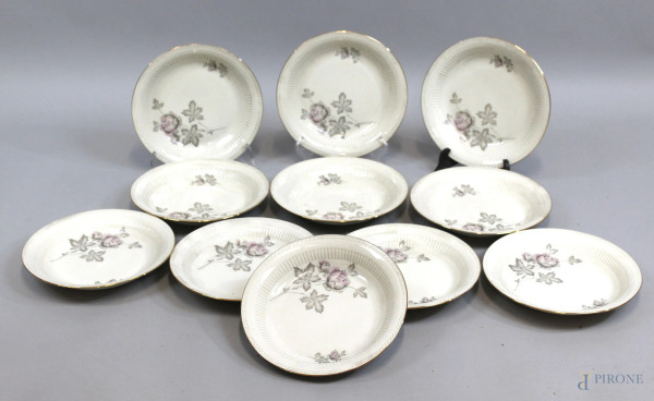 Lotto di due piatti fondi in porcellana bianca con decoro a motivi floreali, diametro cm 23