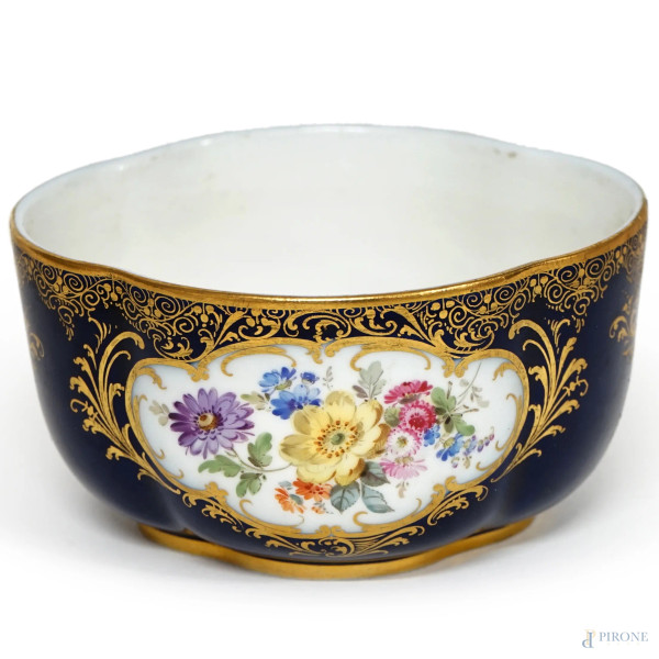 Zuccheriera in porcellana Meissen, fine XIX-inizi XX secolo, fondo a smalto blu con decori vegetali dorati e riserve florali policrome, cm 6x11x10