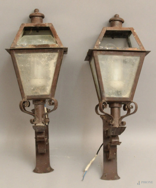 Coppia di lampade da esterno ad una luce in ferro battuto.