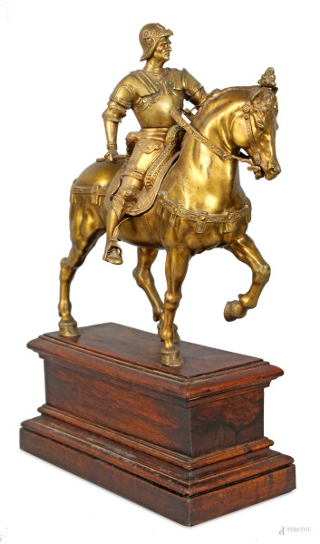 Bartolomeo Colleoni, scultura in bronzo dorato, altezza 35 cm, poggiante su base in legno altezza complessiva 50 cm, fine XIX secolo.