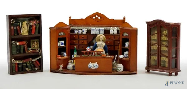 Casa delle bambole in miniatura, struttura in legno, oggetti interni e dettagli in materiali diversi, misure max cm 19x30x12, metà XX secolo, (difetti).