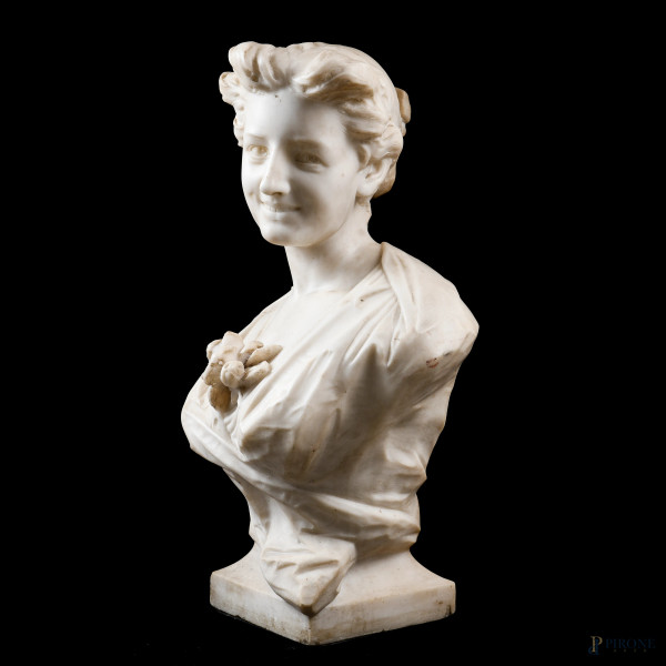 Busto di giovane donna, fine del XIX secolo, scultura in marmo, cm 61x40x29, firmato alla base